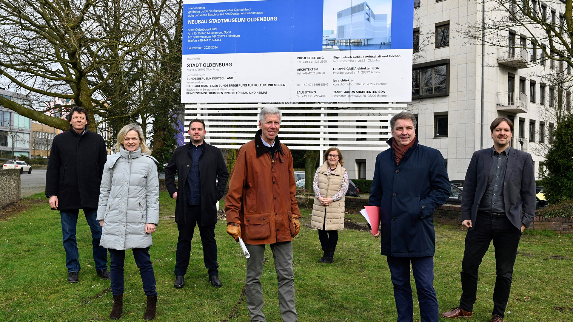 Bauschild, von links: Ulrich Helpertz (Eigenbetrieb Gebäudewirtschaft und Hochbau), Maja Marstaller (Projektleiterin der Gruppe GME), Architekt Dennes Janßen (jes architekten), Klaus Büscher (Leiter EGH), Kulturamtsleiterin Christiane Cordes, Oberbürgermeister Jürgen Krogmann und Dr. Steffen Wiegmann (Leiter Stadtmuseum). 